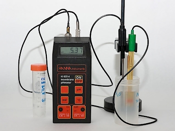 Abb.: Elektronisches pH-Meter, Foto: By Sergei Golyshev